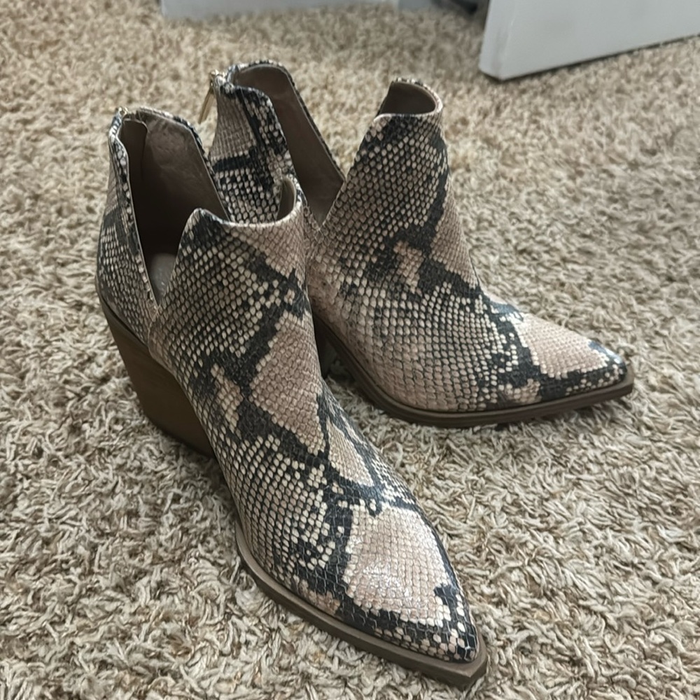 Vince Camuto Snakeskin Booties Size 8 1/2